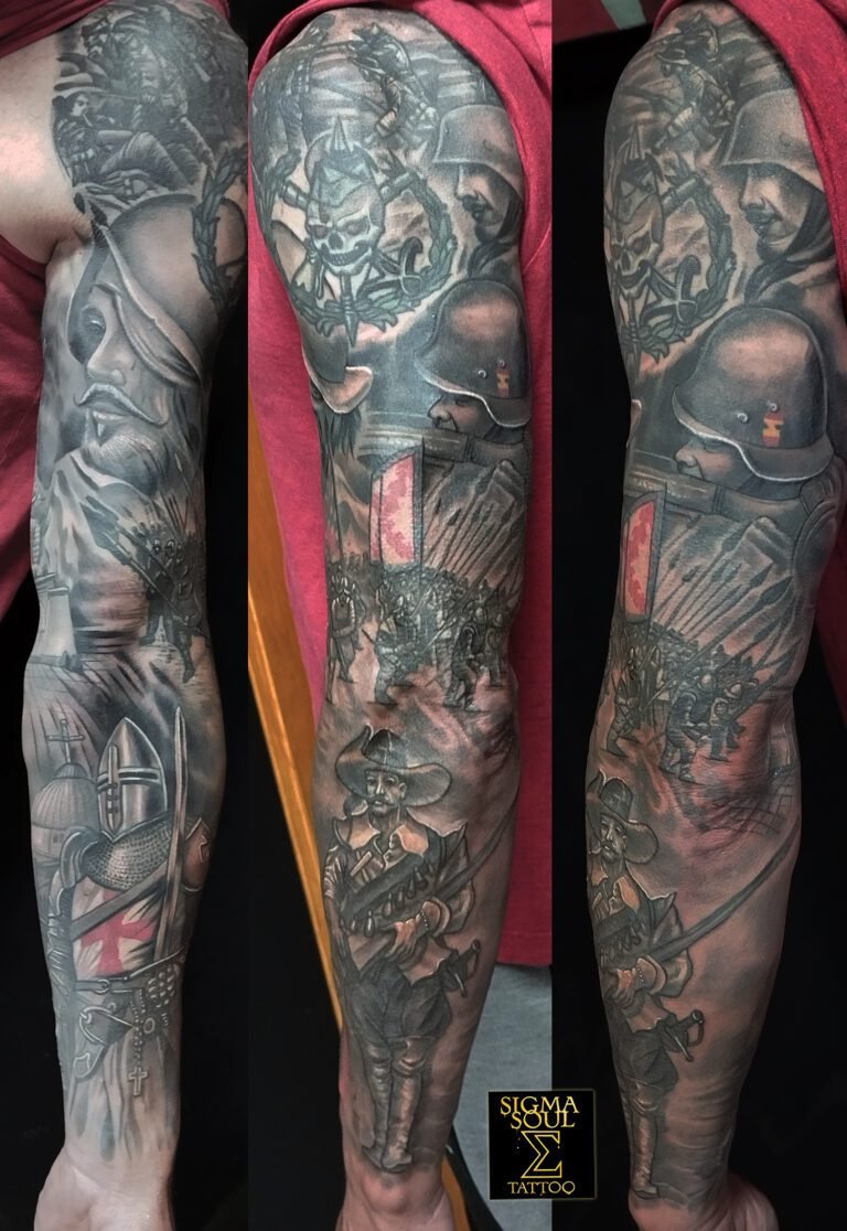 Tatuaje de brazo completo en realismo black & grey con escenas de soldados de España: caballero medieval, soldados de los Tercios y figura contemporánea, realizado en Sigma Soul Tattoo (Carmona, Sevilla).