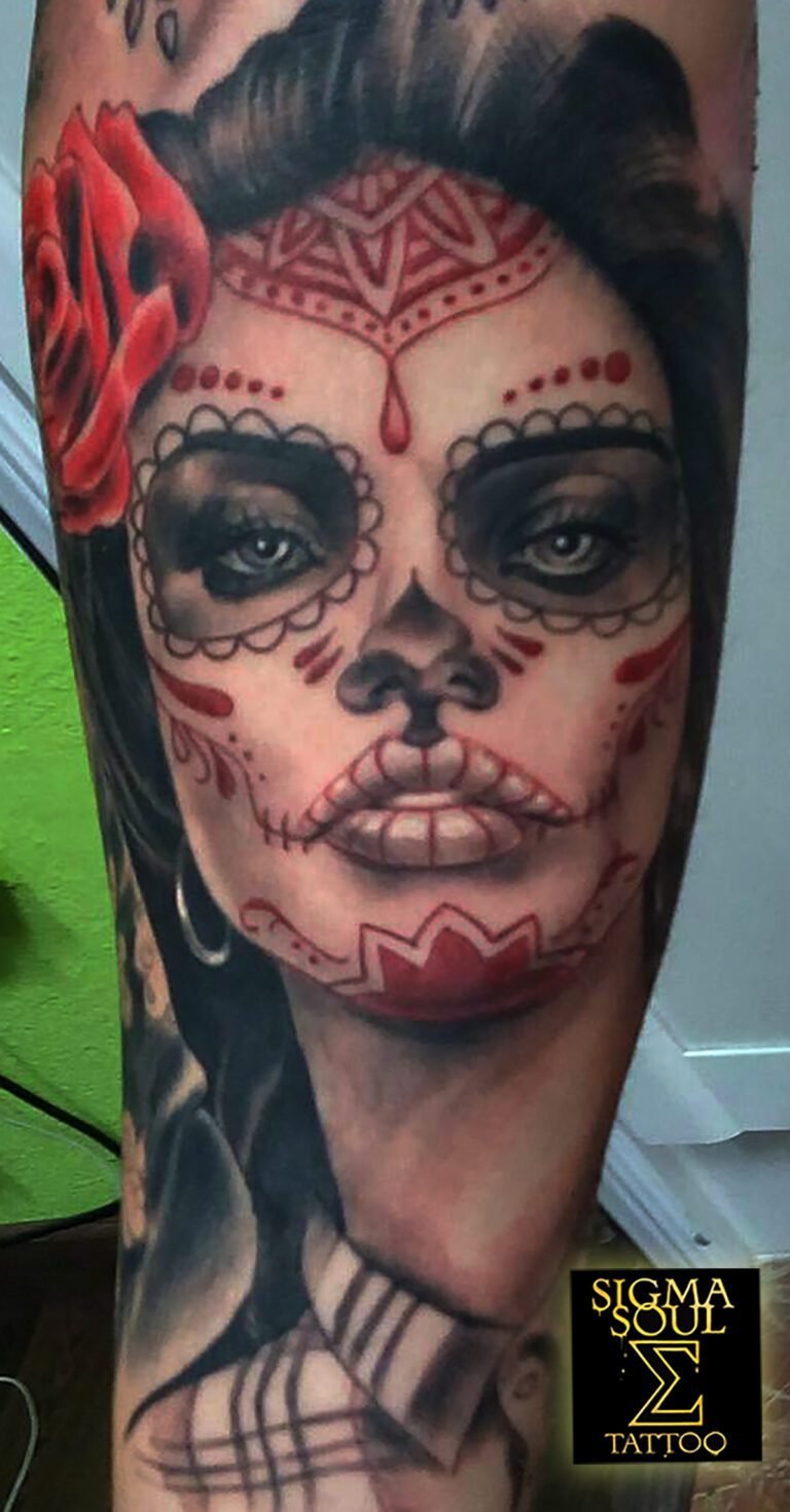 Tatuaje realista a color de una Catrina mexicana con rosa roja en el cabello y maquillaje del Día de los Muertos, realizado en Sigma Soul Tattoo (Carmona, Sevilla).