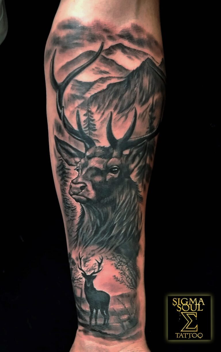 Tatuaje realista en black & grey de ciervos en un paisaje con bosque y montañas, realizado en Sigma Soul Tattoo (Carmona, Sevilla).
