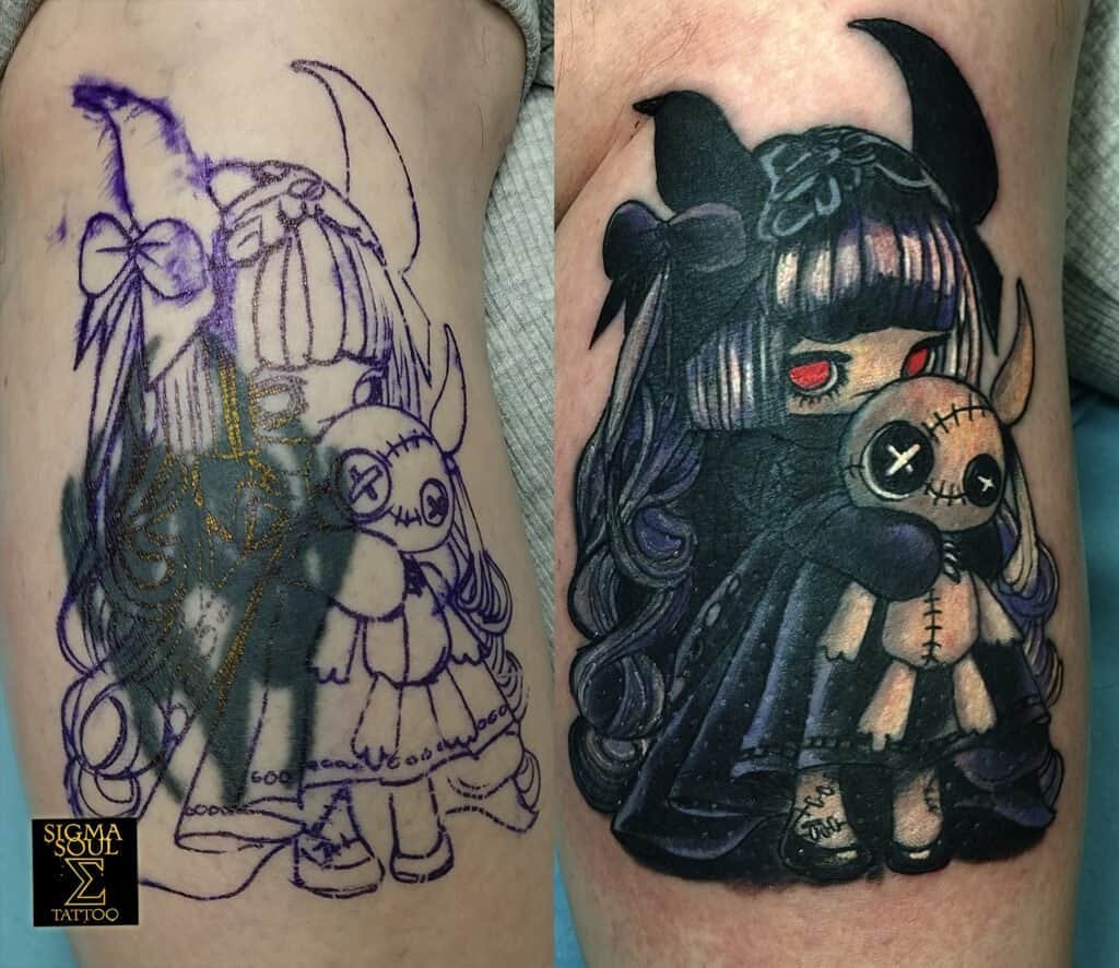 Tatuaje cover up en estilo dark kawaii: muñeca gótica con ojos rojos abrazando un muñeco de trapo, realizado en Sigma Soul Tattoo (Carmona, Sevilla).