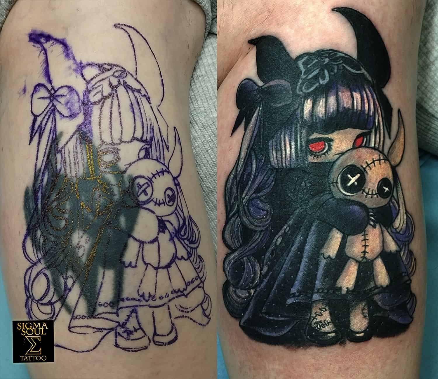 Tatuaje cover up en estilo dark kawaii: muñeca gótica con ojos rojos abrazando un muñeco de trapo, realizado en Sigma Soul Tattoo (Carmona, Sevilla).