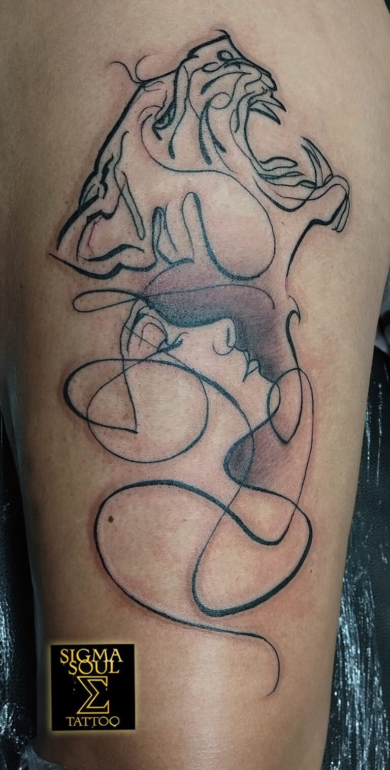 Tatuaje minimalista de felina rugiendo en estilo lineal y geométrico, realizado en Sigma Soul Tattoo (Carmona, Sevilla).