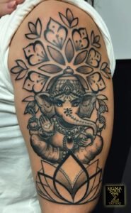 Tatuaje en blackwork de Ganesha con ornamentos geométricos y loto, símbolo hindú de sabiduría, prosperidad y superación de obstáculos. Realizado en Sigma Soul Tattoo (Carmona, Sevilla).