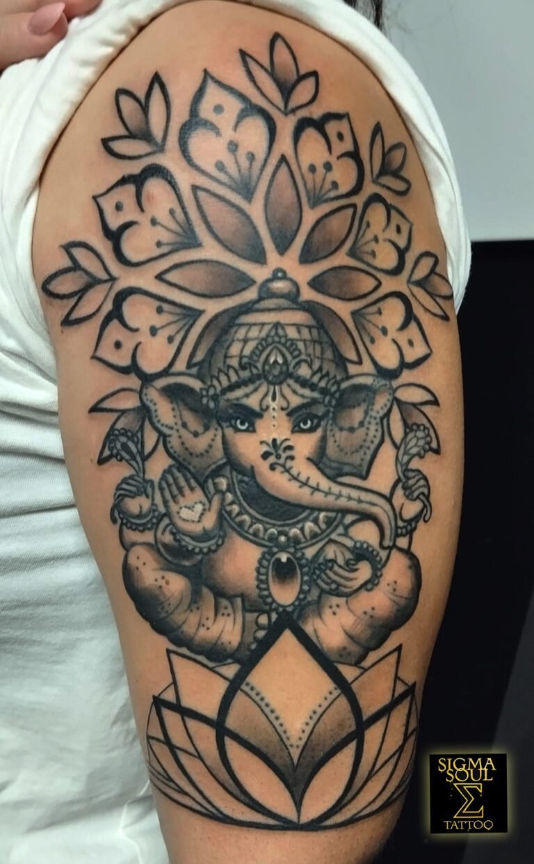 Tatuaje en blackwork de Ganesha con ornamentos geométricos y loto, símbolo hindú de sabiduría, prosperidad y superación de obstáculos. Realizado en Sigma Soul Tattoo (Carmona, Sevilla).