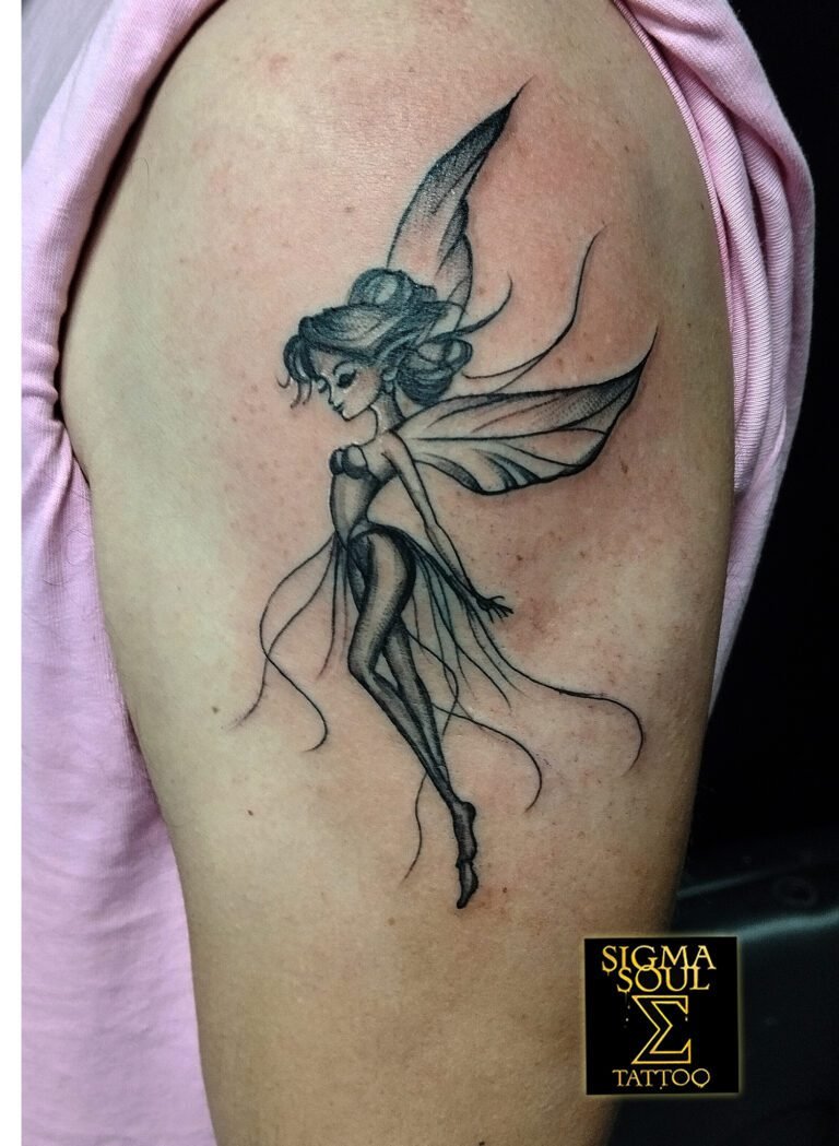 Tatuaje en negro y gris de hada gótica con trazo fino, alas translúcidas y sombreado suave en el brazo, realizado en Sigma Soul Tattoo (Carmona, Sevilla).