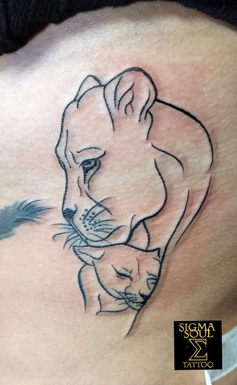 Tatuaje lineal minimalista en negro que representa a una leona con su cachorro, símbolo de maternidad y amor, realizado en Sigma Soul Tattoo en Carmona – Sevilla.