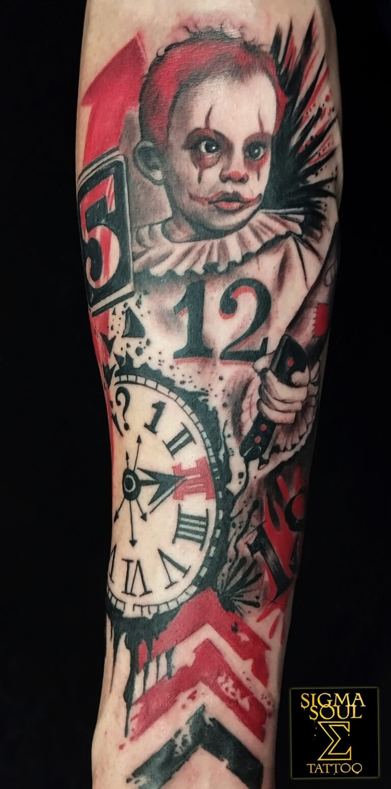 Tatuaje trash polka en negro y rojo con niño payaso, reloj y símbolos numéricos, realizado en Sigma Soul Tattoo en Carmona – Sevilla.