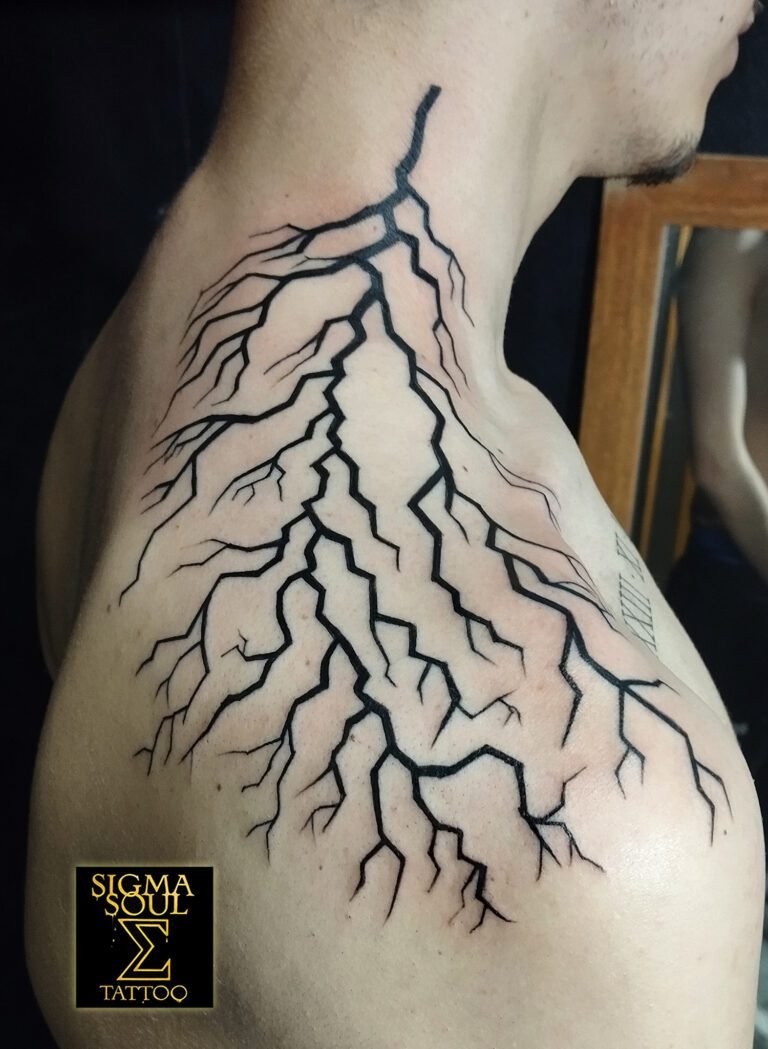 Tatuaje blackwork en forma de relámpago ramificado sobre hombro, cuello y clavícula, realizado en Sigma Soul Tattoo Studio, Carmona – Sevilla.