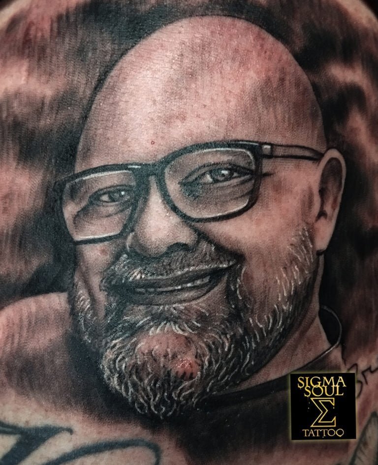 Tatuaje de retrato realista en blanco y negro con alto nivel de detalle, realizado en Sigma Soul Tattoo Studio, Carmona – Sevilla.