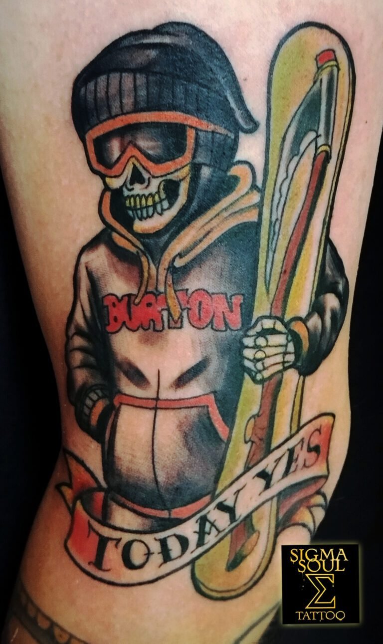 Tatuaje neo-tradicional a color de esqueleto con sudadera y tabla de snowboard, acompañado del texto “TODAY YES”, realizado en Sigma Soul Tattoo en Carmona – Sevilla.