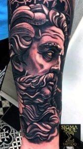 Zeus. Presencia y poder. El diseño proyecta fuerza contenida y equilibrio visual. La mirada dirige la atención, la luz refuerza el carácter y el sombreado crea profundidad. La composición utiliza principios de atracción natural: forma, contraste y ritmo. El ojo sigue la línea del rostro y encuentra autoridad, control y calma. El tatuaje genera impacto inmediato. Transmite dominio, confianza y liderazgo. Es arte funcional, creado para elevar la percepción de quien lo lleva y dejar una impresión duradera en quien lo ve. El trabajo demuestra precisión, método y sentido estético, como una firma de maestría sobre la piel. Más obras en sigmasoultattoo.com Contacto directo por WhatsApp: 640 119 066.