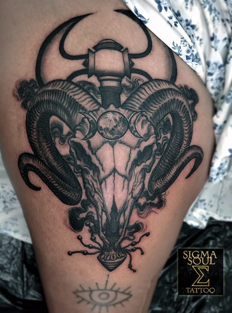 Energía bajo la piel. Míralo unos segundos. No necesitas explicación. Hay algo en la forma que te atrapa —las líneas, el contraste, la sensación de que algo poderoso se activa ahí mismo. Eso es lo que hace un buen diseño: te obliga a detenerte. El ojo no se va porque percibe intención. No es solo tinta, es una señal de energía personal. El martillo representa creación. La luna, ciclo. Los cuernos, expansión. Juntos generan una composición que irradia control y fuerza silenciosa. Cada sombra fue aplicada con precisión. El negro profundo crea la base, el gris da aire, la piel aporta luz. Todo trabaja para producir un efecto: impacto sostenido. En Sigma Soul Tattoo, cada pieza busca esa reacción inmediata. No se mira una vez. Se recuerda. sigmasoultattoo.com WhatsApp directo: 640 119 066