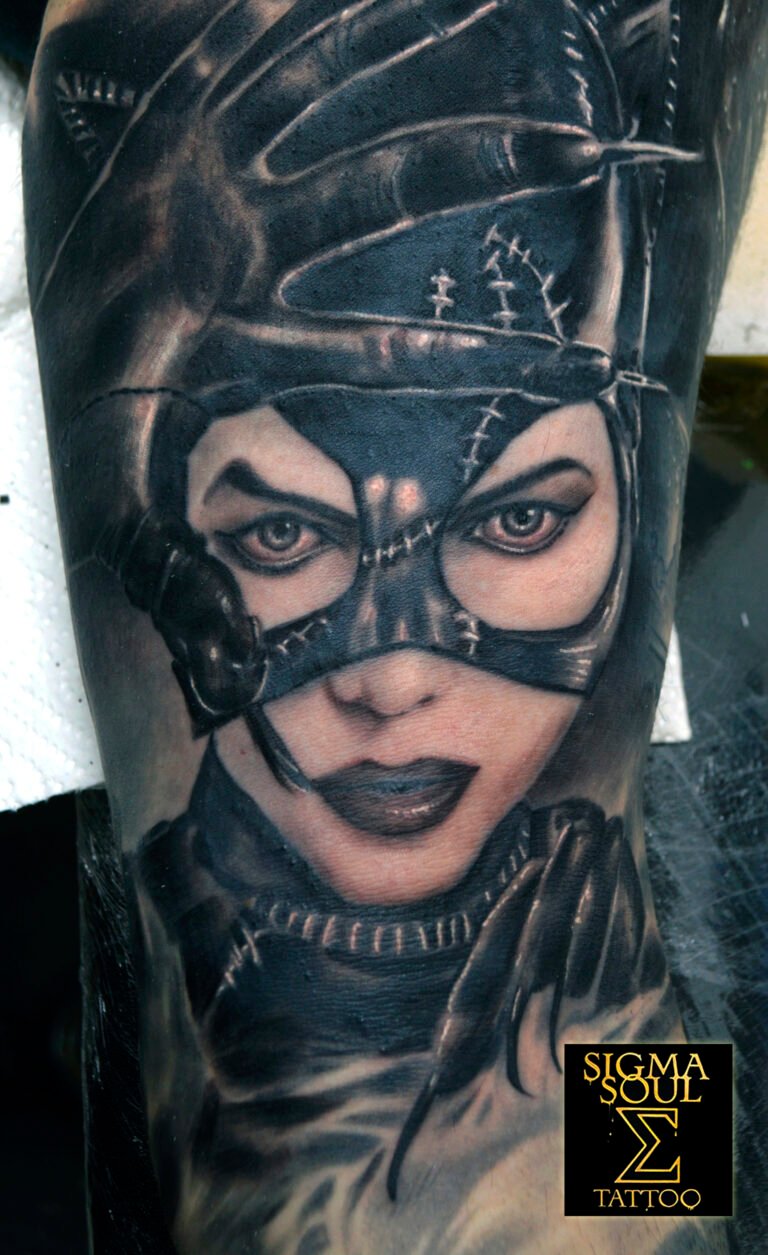 La belleza del control. Catwoman nunca fue solo un personaje: es una declaración. Fuerza contenida, deseo disfrazado de calma, inteligencia que se mueve en la sombra. Esta pieza captura su esencia con un realismo que roza el cine: reflejos exactos sobre el cuero, costuras tensadas como cicatrices, mirada que observa sin pedir permiso. Cada detalle está pensado para atrapar la atención. La luz recorre el rostro como un secreto a punto de revelarse. El contraste entre piel y máscara crea una tensión visual que no deja escapar la vista. Es imposible no mirarla dos veces. El tatuaje convierte la piel en un plano cerrado de una historia que vibra entre peligro y atracción. En Sigma Soul Tattoo, buscamos ese punto donde el arte despierta algo visceral, donde el espectador se pregunta quién domina realmente la escena: la figura o quien la lleva. Descubre más piezas en sigmasoultattoo.com o escríbenos por WhatsApp al 640 119 066 para planificar la tuya.