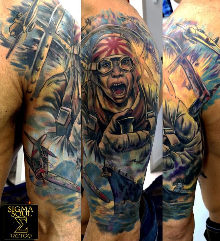 nstante final. Un piloto grita dentro del cielo. No hay distancia entre su voz y el fuego que lo rodea. El brazo se convierte en campo de batalla, la piel en horizonte en llamas. El diseño captura un segundo antes del impacto. La mirada atraviesa el casco, los colores arden, el metal vibra como si aún siguiera cayendo. Azules fríos en la base, amarillos y rojos en la zona superior: el movimiento se siente, no se observa. El tatuaje está construido para provocar reacción. No cuenta una historia, la activa. La tensión, el vértigo, el ruido, todo vive dentro del pigmento. Míralo otra vez. El gesto no desaparece, te sigue. Sigma Soul Tattoo. Arte en punto de impacto. sigmasoultattoo.com WhatsApp directo: 640 119 066