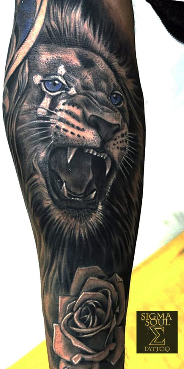 Un diseño sobresale cuando la técnica respalda el impacto. Aquí la estructura está construida para imponer: el rugido dirige la mirada, sostiene el contraste y fija el ritmo visual. La melena crea profundidad sin perder limpieza. La rosa ancla la pieza y estabiliza todo el conjunto. No hay pasos al azar: luz, densidad y volumen trabajan para un resultado que se mantiene fuerte con los años. Este enfoque revela algo que muchos estudios no aplican: método real. La anatomía está verificada. Las transiciones responden a la forma, no a efectos. Los negros están dispuestos para conservar presencia a largo plazo. La pieza resiste distancia y también detalle. Esa es la diferencia entre un diseño decorativo y una obra con intención. Quien entiende este tipo de trabajo busca un proceso que respalde lo que ve: una planificación clara, un dibujo que sostiene el realismo, un contraste que ordena la lectura y un acabado que no pierde fuerza. Esto convierte un tatuaje en una pieza que destaca incluso rodeada de otros. Si quieres una pieza con esta lógica —impacto inmediato, solidez técnica y un diseño que proyecta presencia real— en el estudio seguimos este mismo método para cada trabajo. El proceso está pensado para sorprender: primero la idea, luego la estrategia visual, después el diseño que revela la fuerza de la propuesta. Es un sistema que despierta curiosidad porque muestra resultados visibles desde la primera revisión del boceto. Agenda una consulta y te enseño cómo se construye una pieza con este nivel de intención. WhatsApp directo: 640 119 066.