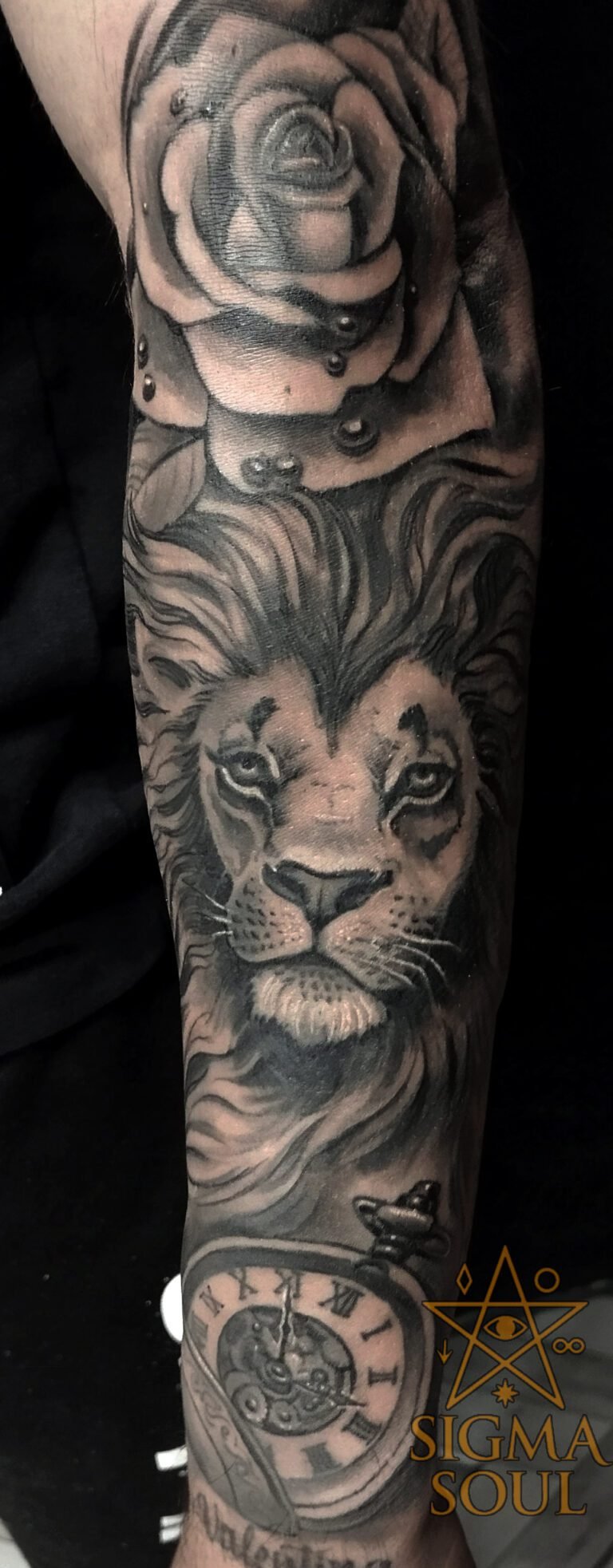Fuerza, tiempo y belleza. Este tatuaje reúne tres símbolos que dialogan entre sí. El león representa la autoridad interior, la calma que solo tienen quienes dominan su fuerza. El reloj marca el paso del tiempo, recordando que cada instante cuenta y que la paciencia también es poder. La rosa añade el contrapunto perfecto: belleza que florece incluso en la adversidad. El trabajo combina realismo y contraste técnico: negros densos, grises suaves y una composición que fluye desde la firmeza del león hasta la delicadeza de la flor. Todo fue diseñado para equilibrar energía y armonía visual en un solo relato. En Sigma Soul Tattoo, cada pieza busca esa unión entre símbolo y carácter: tatuajes que no solo se ven bien, sino que significan algo. Reserva tu cita en sigmasoultattoo.com o escríbenos por WhatsApp al 640 119 066