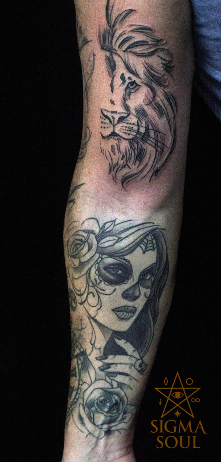 Dualidad que respira. El león y la catrina conviven en la misma piel como dos fuerzas que se miran de frente: vida y muerte, instinto y memoria, belleza y poder. El trazo lineal define la estructura, deja respirar la piel y mantiene la energía del boceto vivo, sin perder intención ni carácter. Cada línea está pensada para guiar la vista, para que el ojo recorra la composición como si siguiera una historia. El león representa la conciencia que protege, la catrina la elegancia que recuerda lo efímero. En conjunto, la pieza crea un equilibrio entre fuerza y contemplación, entre presencia y legado. En Sigma Soul Tattoo, el dibujo previo no es solo un paso técnico: es una obra en sí misma, donde ya late la idea que después cobrará volumen y sombra. Descubre más trabajos en sigmasoultattoo.com o contáctanos por WhatsApp al 640 119 066 para transformar tu historia en diseño.