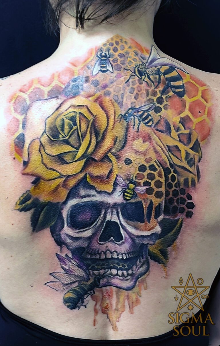 Tu historia tiene sentido. Este tatuaje nació de una idea sencilla: representar la vida de quienes trabajan con abejas y miel. Pero detrás hay algo más profundo. La miel simboliza la creatividad, la paciencia y el valor de construir juntos. Cada abeja aporta una parte. Cada gota cuenta. Igual que en la vida, igual que en el arte. La calavera recuerda que todo lo que somos vuelve a transformarse; la rosa y el panal muestran que de ese ciclo nace belleza. En Sigma Soul Tattoo ayudamos a las personas a convertir su historia en una obra que puedan llevar en la piel. Un símbolo de quiénes son y de lo que eligen crear. Ven, cuéntanos tu historia. Nosotros la tatuamos.