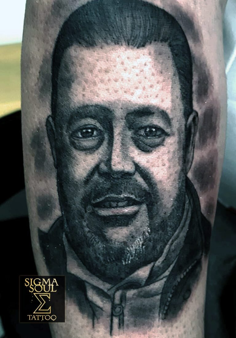 Retrato con propósito. La fuerza de esta pieza está en su sinceridad. La luz suave resalta los rasgos reales y convierte la piel en un espacio de memoria. El rostro transmite cercanía, presencia y una historia compartida que sigue latiendo. El sombreado exacto, la transición entre tonos y el detalle en la mirada crean una sensación de vida contenida. Nada es al azar: cada línea sostiene el vínculo, cada sombra preserva lo esencial. El tatuaje deja de ser imagen y se convierte en homenaje. Un mensaje silencioso que acompaña, inspira y da sentido. Más piezas en sigmasoultattoo.com Contacto directo por WhatsApp: 640 119 066.