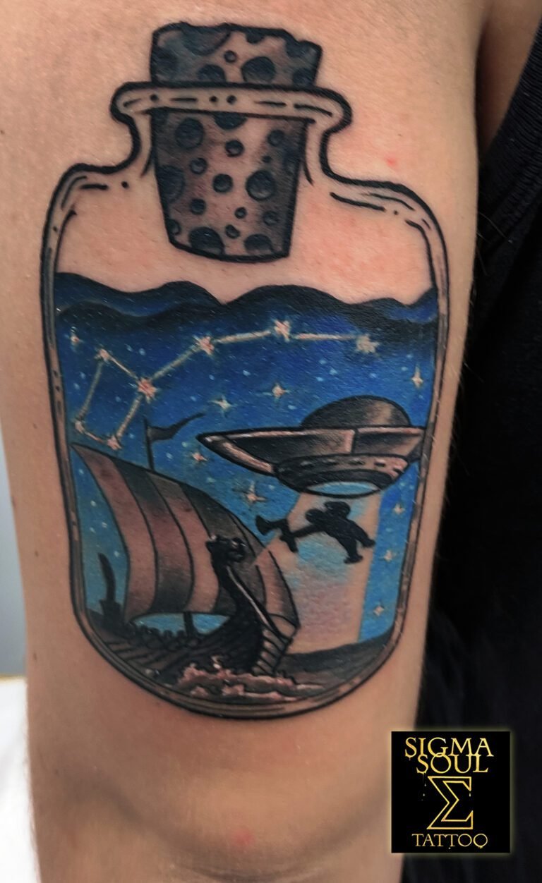 ¿Y si todo lo que imaginas pudiera tatuarse? Una botella que encierra un universo donde vikingos navegan bajo constelaciones y ovnis descienden del cielo. Una idea imposible que terminó siendo realidad. Así trabajamos en Sigma Soul Tattoo: mezclamos técnica y locura creativa para convertir tus ideas en arte sobre piel. Si puedes imaginarlo, podemos tatuarlo. Reserva tu cita en sigmasoultattoo.com o escríbenos por WhatsApp al 640 119 066
