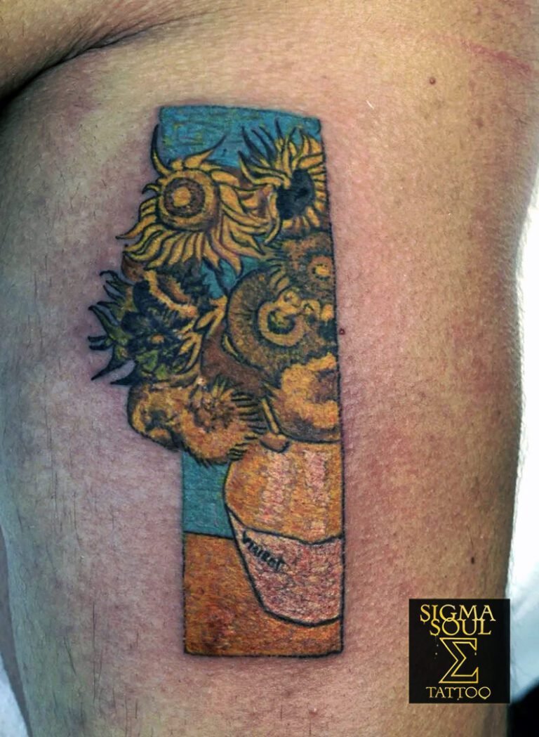 Luz contenida. Un fragmento de Van Gogh llevado a piel. Color, textura y emoción traducidos al lenguaje del tatuaje. El trazo sólido encierra calma. El amarillo vibra contra el azul, como si el tiempo aún respirara dentro del cuadro. No busca impacto inmediato, sino permanencia. Cada línea conserva el pulso del pintor, cada tono guarda su intención. En Sigma Soul Tattoo, el arte se adapta al cuerpo sin perder esencia. Miniatura de fuerza silenciosa. sigmasoultattoo.com WhatsApp directo: 640 119 066