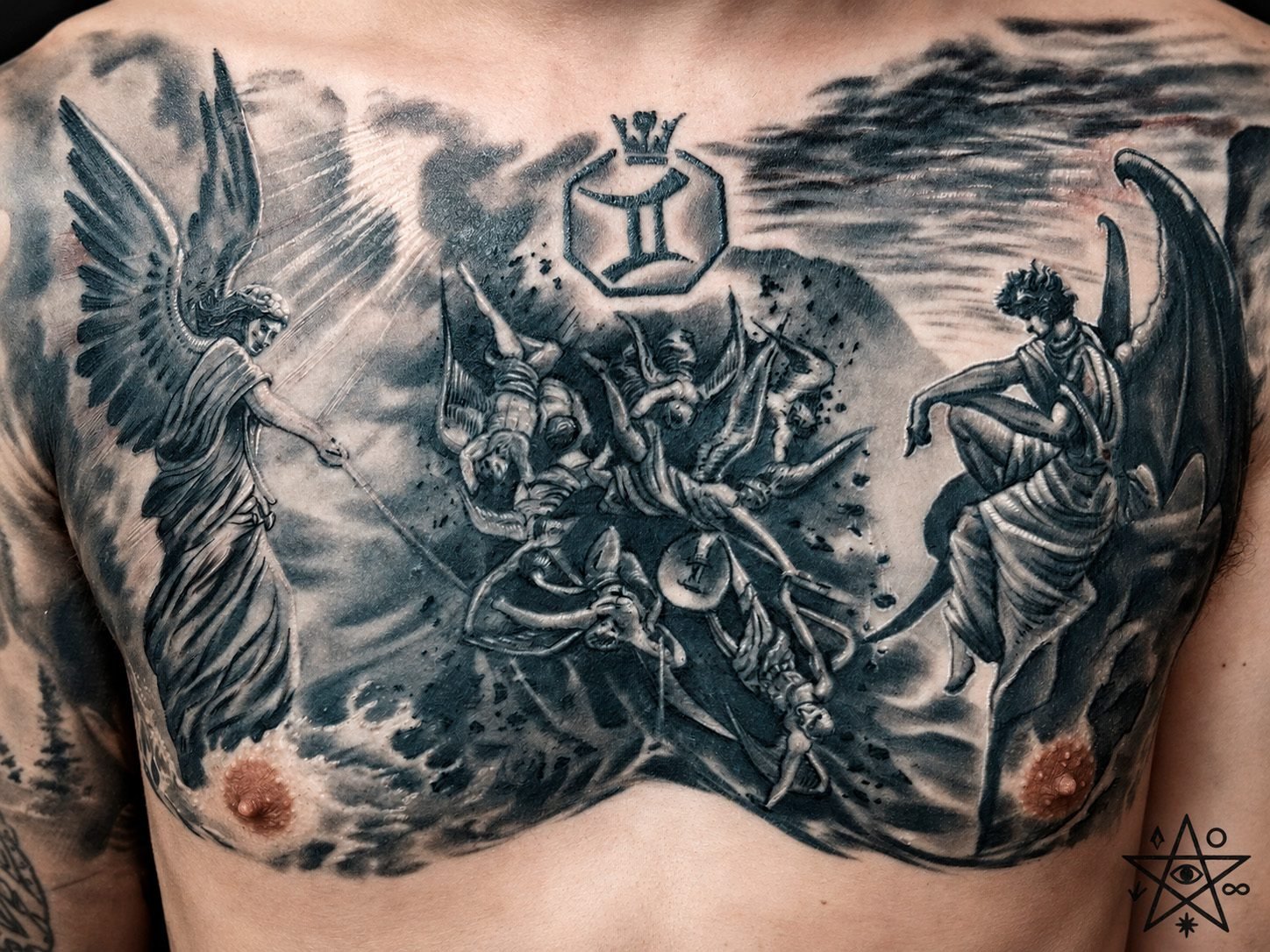 Gran composición de tatuaje personalizada realizada por Germán Veryegnassi en Carmona