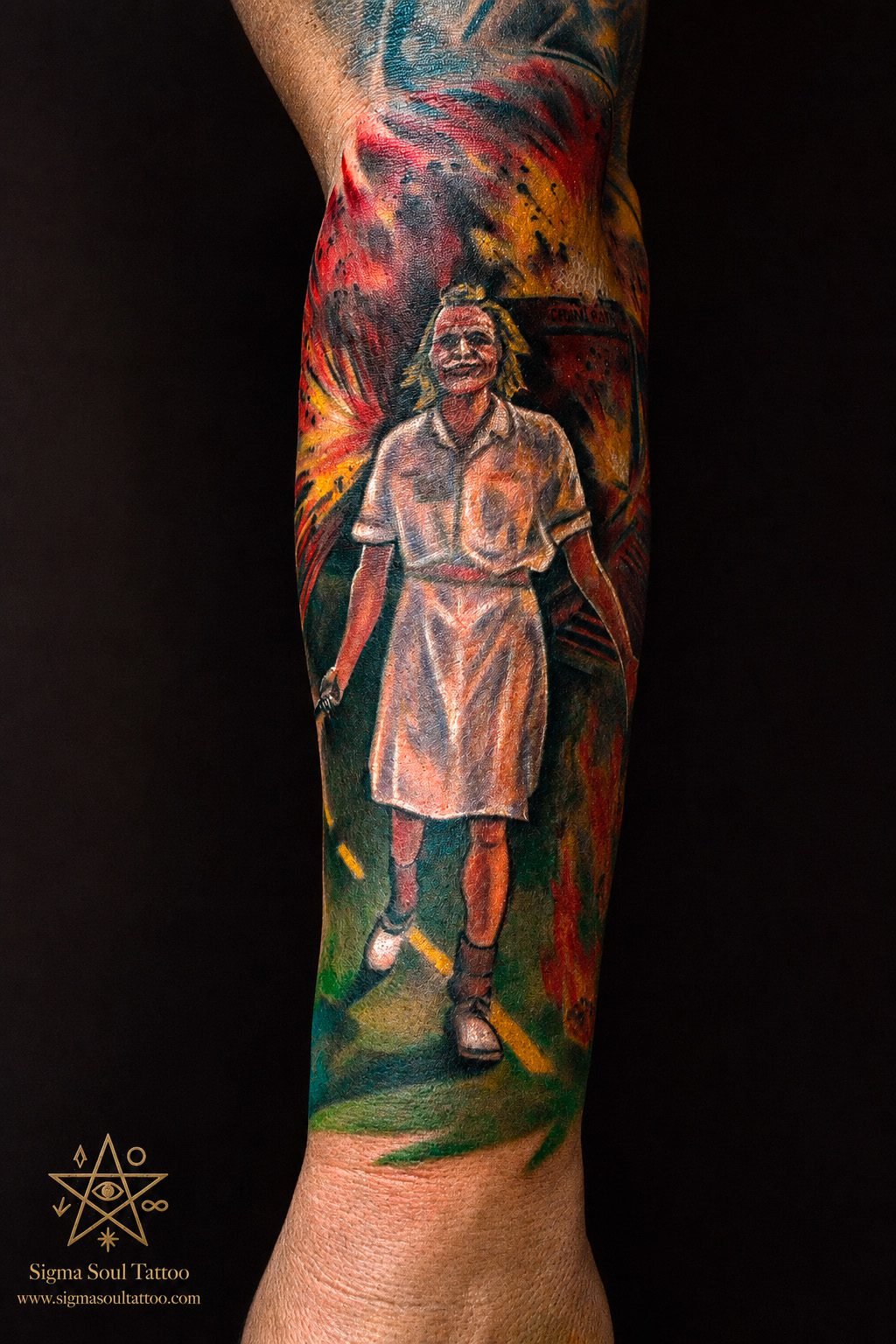 Tatuaje personalizado diseñado para seguir la anatomía del cuerpo en Sigma Soul Tattoo