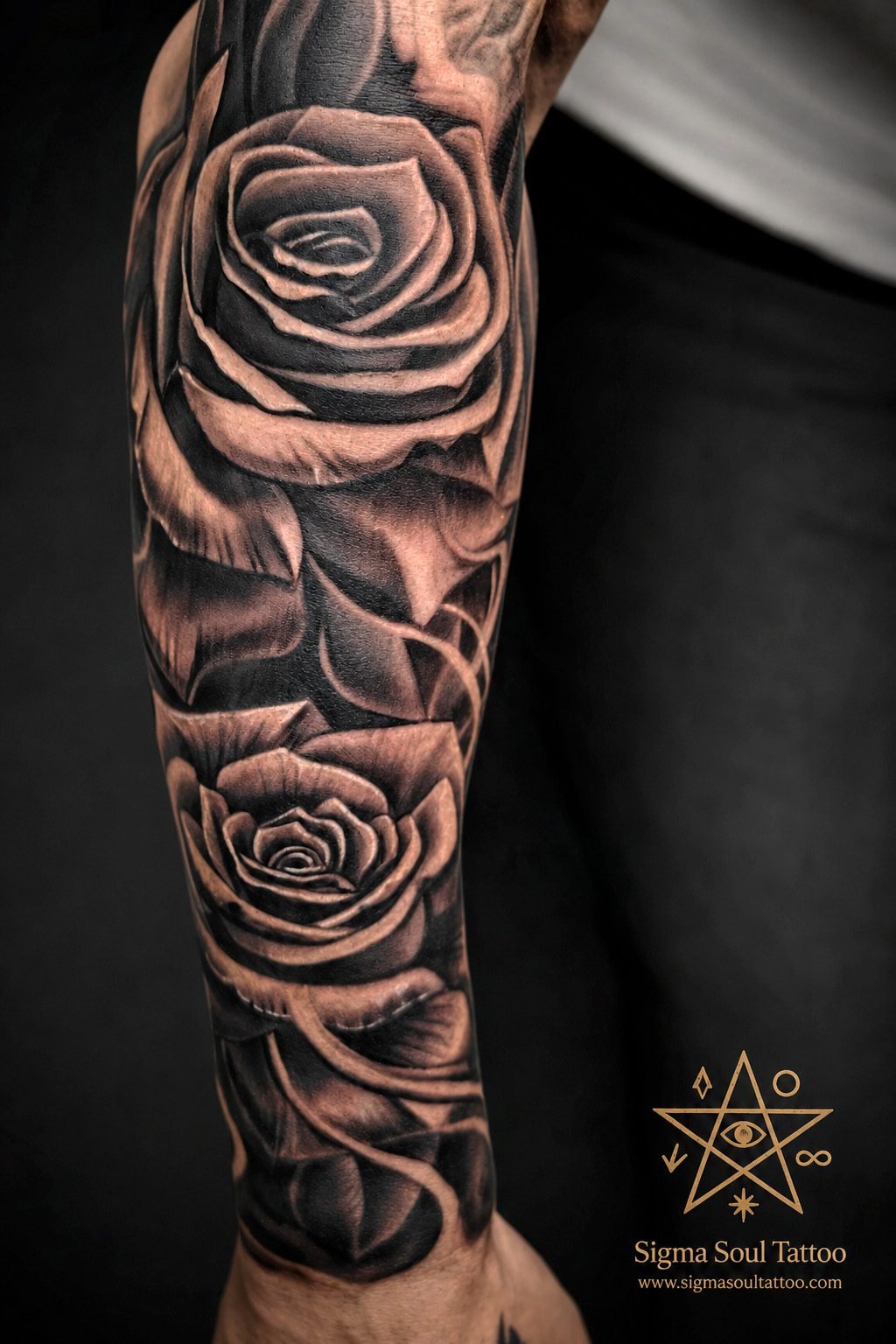 Tatuaje black and grey realizado por Germán Veryegnassi en Carmona, Sevilla